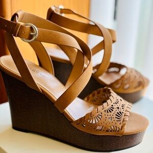 NEW! Size 6 Platform Sandals Color: Brown